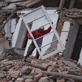  Un hombre recupera una puerta acristalada entre los escombros de la aldea desaparecida, a 14 de septiembre de 2023, en Imi N’Tala, región de Marrakech-Safi (Marruecos). Fernando Sánchez / Europa Press
