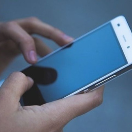 Según una encuesta, el 93% de los adolescentes de entre 12 y 17 años tenía un teléfono móvil en 2016, frente al 72% de 2005. - EUROPA PRESS