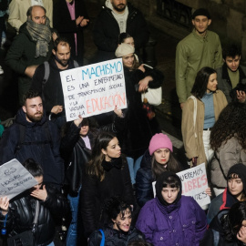 Mujeres y hombres protestan con carteles durante una manifestación convocada por Plataforma Feminista Galega, por el 8M, Día Internacional de la Mujer, desde la Praza del Obradoiro, a 8 de marzo de 2023 (Foto de ARCHIVO). -CÉSAR ARXINA / Europa Press