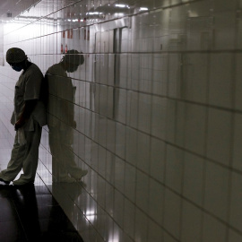 Un sanitario del Hospital Universitario de Canarias (HUC) en un pasillo cercano a la UVI donde se encuentra atendidos pacientes infectados por Covid-19. EFE/Ramón de la Rocha