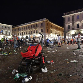 La plaza de San Carlo de Turín, tras la estampida durante la retransmisión del partido Juventus-Madrid. / ALESSANDRO DI MARCO (EFE)