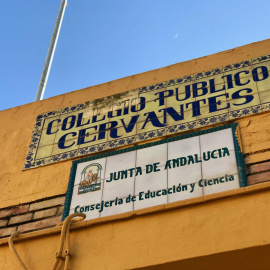 Detalle de la fachada del colegio de Dos Hermanas (Sevilla). / EUROPA PRESS