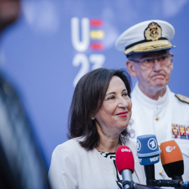 La ministra de Defensa en funciones Margarita Robles junto al Jefe de Estado Mayor de la Defensa, almirante general Teodoro López Calderón, ofrece declaraciones a los medios a su llegada a la Cumbre Europea de Defensa. -MATEO LANZUELA / Europa Press