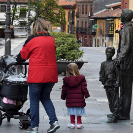 GRAF6945. LEÓN, 27/04/2020.- Una familia pasea por la plaza de la Catedral de León este lunes, durante el segundo día en el que casi seis millones de niños menores de 14 años pueden salir a la calle una hora al día, junto a un adulto y a un kilómet