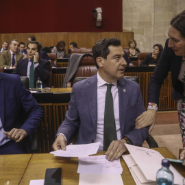 Juanma Moreno, junto a Juan Marín, atiende a Loles López, hoy en el Parlamento. Europa Press