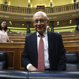 El ministro de Hacienda, Cristóbal Montoro, momentos antes del inicio del pleno del Congreso, en la primera sesión de debate y votación de enmiendas parciales a los Presupuestos Generales del Estado de 2017. EFE/Kiko Huesca