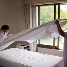 Dos camareras de piso (Kellys) trabajando en un hotel. EUROPA PRESS