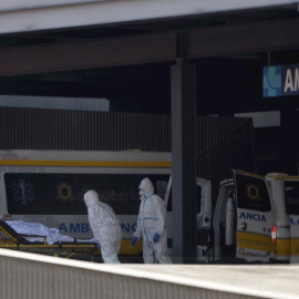 Técnicos sanitarios llegan con un enfermo a la puerta de urgencias de Hospital Clínico de Valladolid. /EFE