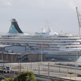 El crucero Artania permanece atracado en un puerto de Australia después de que varios pasajeros hayan dado positivo por covid-19. /EFE