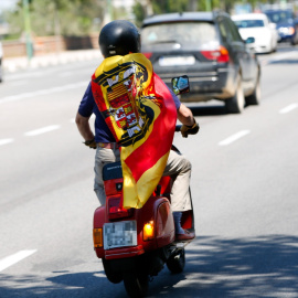  Un joven con una bandera pre-constitucional se adelanta a la caravana de coches convocada por Vox contra la gestión del Gobierno de Pedro Sánchez en la crisis del coronavirus. Sevilla a 23 de mayo del 2020.- Eduardo Briones / Europa Press