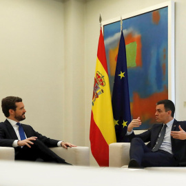 El presidente del Gobierno, Pedro Sánchez, con el líder del Partido Popular (PP), Pablo Casado, en el Palacio de la Moncloa. EFE/ Juan Carlos Hidalgo