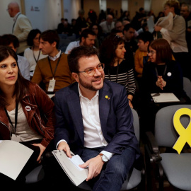 15/02/2020.- El coordinador Nacional de ERC y vicepresidente del Govern, Pere Aragonès junto a Marta Vilalta, secretaria general adjunta y portavoz del partido, momentos antes de intervenir ante el consell nacional de ERC, después de una semana marcada 