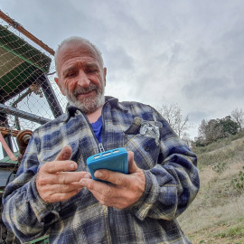 Al pastor de Cornudella Francisco Pascual le pilló la 'alarma' con sus ovejas en los montes cercanos a la población ribagorzana de Sagarras. FERRÁN BARBER.