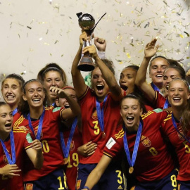  Ana Tejada levanta el trofeo junto al resto del equipo. EFE