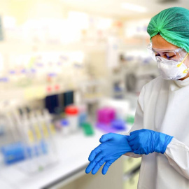 Trabajadores hospitalarios y cuidadores en residencias tienen una altísima proporción de mujeres. / Adobe Stock