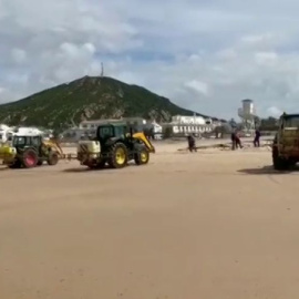 Lejía en la playa Zahara de los Atunes.  Captura de un vídeo de Antena 3