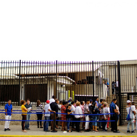 Gente esperando para entrar en la embajada de EEUU en La Habana, Cuba. REUTERS/Alexandre Meneghini