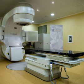 Un acelerador lineal de radioterapia de los tres que recibirá  el hospital de Sant Pau de Barcelona donados por la Fundación Amancio Ortega. EFE