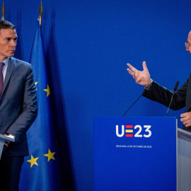  Pedro Sánchez (i) y el presidente del Consejo Europeo, Charles Michel (d), en la rueda de la III Cumbre de la Comunidad Política Europea (Foto de Archivo). -FRANCISCO J. OLMO / Europa Press