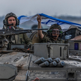  Israel, Sderot: Se ven soldados israelíes en un tanque cerca de la frontera entre Israel y Gaza. Foto: Ilia Yefimovich/dpa