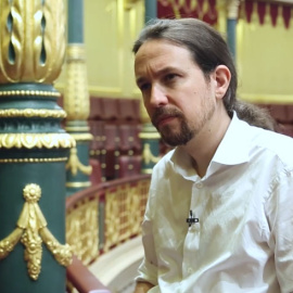 El líder de Podemos, Pablo Iglesias, durante la entrevista con 'Público' en el Congreso.