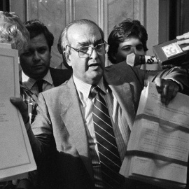 El exministro de Asuntos Exterioires, Fernando Morán López, mostrando el Tratado de Adhesión de Espala a la Comunidad Económica Europea (CEE). / EFE archivo