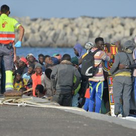 Los servicios sanitarios reciben una patera, en el muelle de La Restinga, a 8 de octubre de 2023, en El Hierro (Foto de arhivo). / Europa Press