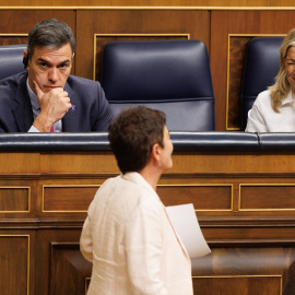  El presidente del Gobierno en funciones, Pedro Sánchez; la portavoz de EH Bildu en el Congreso de los Diputados, Mertxe Aizpurua, y la vicepresidenta segunda y ministra de Trabajo y Economía Social en funciones, Yolanda Díaz, conversan durante el plen