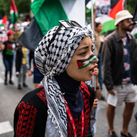  Una mujer con kufiya marcha en el 75 Aniversario de la Nakba coincidiendo con la escalada de violencia en la franja de Gaza, a 14 de mayo de 2023, en Madrid (España). Matias Chiofalo / Europa Press