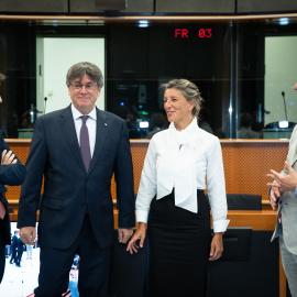 La vicepresidenta segunda del Gobierno y ministra de Trabajo en funciones, Yolanda Díaz (2d), el líder de Junts y eurodiputado, Carles Puigdemont (2i), el dirigente de En Comú Podem, Jaume Asens (1i) y el eurodiputado Antoni Comín (1d) durante un encu