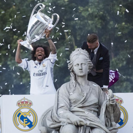 Los jugadores del Real Madrid, Sergio Ramos (d) y el brasileño Marcelo, durante la visita del equipo blanco a la madrileña plaza de Cibeles para celebrar con los aficionados madridistas el titulo de Liga de Campeones. EFE/Santi Donaire.