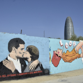  Vista del la pintura del presidente español y candidato del PSOE a la reelección Pedro Sánchez y al expresidente de la Generalitat y eurodiputado de Junts, Carles Puigdemont, dándose un beso en el mural del artista urbano TVBoy, en la plaza de las Gl