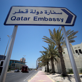 Una señal indica el camino a la embajada de Catar emn Bahrein REUTERS/Hamad I Mohammed