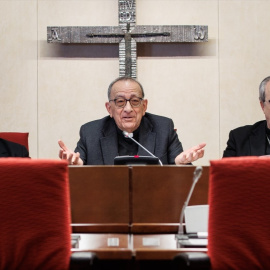 El secretario General de la Conferencia Episcopal de España (en el centro) durante la celebración del encuentro final de preparación de los trabajos para la Asamblea continental del Sínodo (Foto de Archivo). -ALEJANDRO MARTÍNEZ / Europa Press