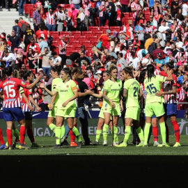 Las jugadoras del Barcelona y del Atlético de Madrid, al finalizar el partido de la Liga Iberdrola disputado en el estadio Wanda Metropolitano en Madrid. /EFE