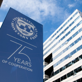 El logo del FMI, en el exterior de su sede en Washington, donde celebra su asamblea anual. AFP/Saul Loeb