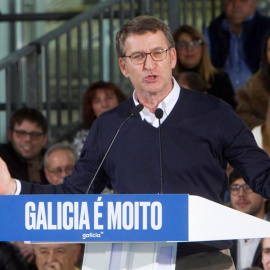 El Presidente de la Xunta de Galicia Alberto Núñez Feijóo (c), durante su intervención hoy sábado en el Auditorio Mar de Vigo, como candidato del Partido Popular a la presidencia de la Xunta de Galicia por cuarta vez consecutiva.- EFE/Salvador Sas