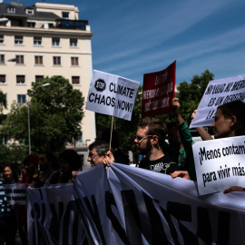  Varias personas se manifiestan con pancartas en una protesta convocada por Rebelión o Extinción a 17 de mayo de 2023, en Madrid. / EUROPA PRESS - Matias Chiofalo
