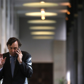 El portavoz del Grupo Popular, Rafael Hernando,en los pasillos del Congreso de los Diputados.EFE/Javier Lizón