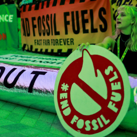 Un activista medioambiental durante una protesta en la Conferencia de las Naciones Unidas sobre el Cambio Climático COP28 en Dubai (Emiratos Árabes Unidos). REUTERS/Thaier Al-Sudani