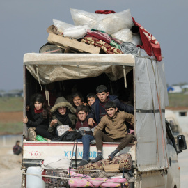 18/02/2020 - Niños desplazados viajan en una camioneta con sus pertenencias en Afrin, Siria. REUTERS / Khalil Ashawi