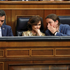 04/02/2020.- El presidente del Gobierno, Pedro Sánchez (i), junto a la vicepresidenta primera del Ejecutivo, Carmen Calvo (c), y el vicepresidente segundo, Pablo Iglesias (d), en el Congreso. / EFE