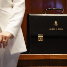 La cartera de la nueva ministra de Sanidad, Mónica Garcñia, en la sede del Departamento, en el acto de toma de posesión. EUROPA PRESS/Mateo Lanzuela