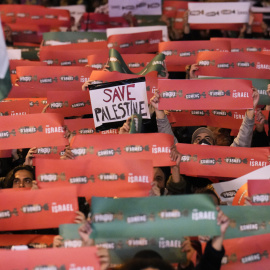 Decenas de personas participan en una manifestación contra la guerra de Israel en Gaza en Barcelona. EFE/ Alejandro García
