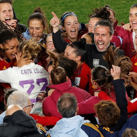 Las jugadoras de la selección española de fútbol y el equipo técnico celebran su pase a la final de la Copa Mundial Femenina de la FIFA, tras vencer a Suecia por 2 a 1, en Auckland (Nueva Zelanda). REUTERS/Amanda Perobelli