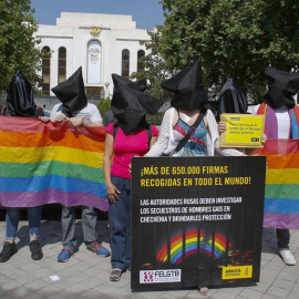 Representantes de Amnistía Internacional y la Federación Estatal de Lesbianas, Gais, Transexuales y Bisexuales (Felgtb) piden la investigación de los secuestros de un centenar de hombres sospechosos de ser gais en Chechenia / EFE