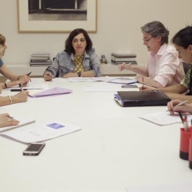 La delegada de Políticas de Género y Diversidad, Celia Mayer (c), preside el primer comité de crisis por la muerte de una mujer asesinada por violencia machista, hoy en el Ayuntamiento de Madrid. EFE/Luis Millán