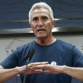 El diputado de Unidos Podemos Diego Cañamero, hace declaraciones tras entregar en el registro del Congreso el escrito en el que renunció ante notario al aforamiento. EFE/Chema Moya