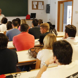 Imagen de un profesor impartiendo clase. EP