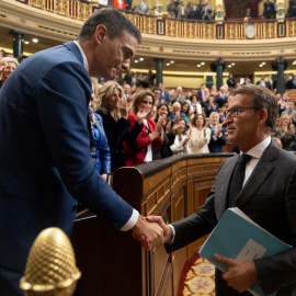 El presidente del Gobierno, Pedro Sánchez, saluda al presidente del PP, Alberto Núñez Feijóo tras ser investido el pasado 16 de noviembre. - E. Parra. POOL / Europa Press